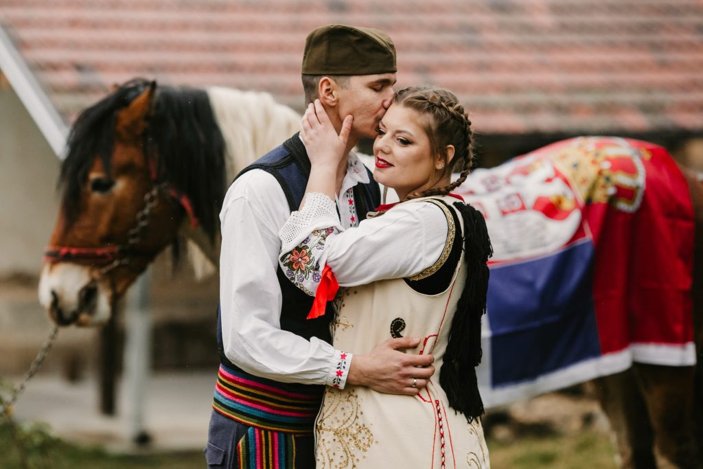 Fotosesn mladenca sa konjicem u pozadini
