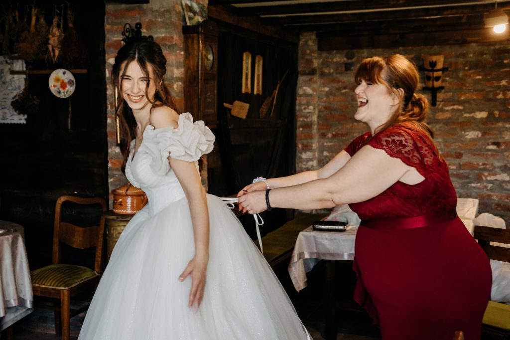 Majka pomaže ćerci pri spremanju