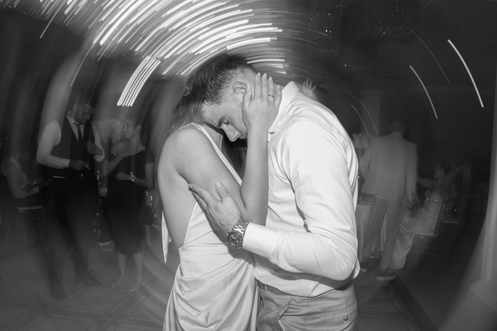 Emotivna fotografija mladenaca sa same žurkke